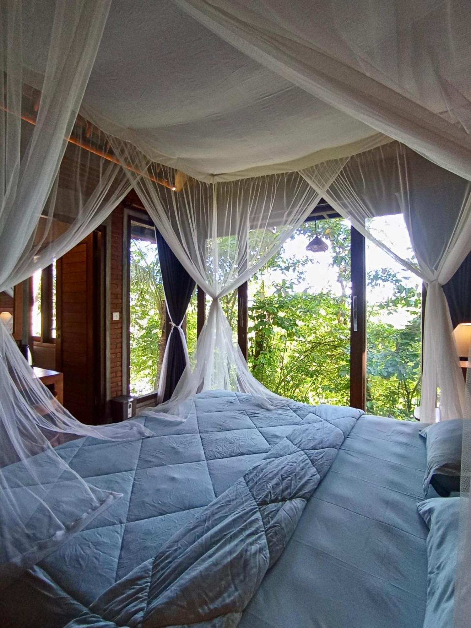 Anandinii River Lodge By Agata Sidemen  Bilik gambar